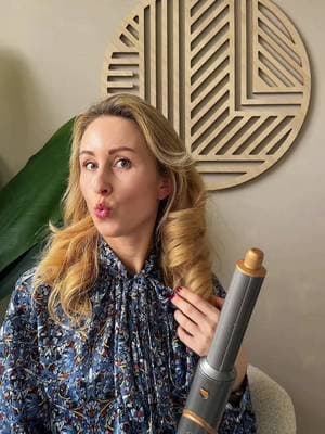 Sorry maar waarom zou je €500 uitgeven aan een airstyler? 😭 Ik gebruik de Dryze Airstyler 8-in-1 en ben oprecht obsessed. Van een snelle blow-out tot zachte krullen en volume alsof ik net van de kapper kom. ✨ Als je ernaar vroeg: hij staat in mijn TikTok Shop 🤍 #dyson #airstyler #hairtiktoks #tiktokshopnl #fyp