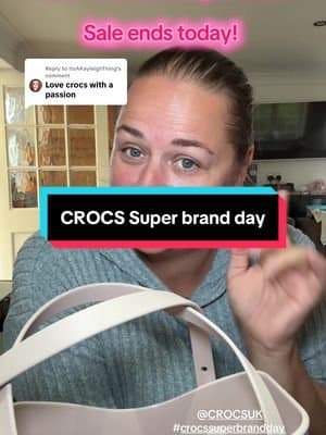 Replying to @ItsAKayleighThing the colour I have is Quartz x holds quite. Lot too! Easy wipe also! @CROCS UK #tiktokmademebuyit #dealdrops #crocs #fashiontiktok #bags