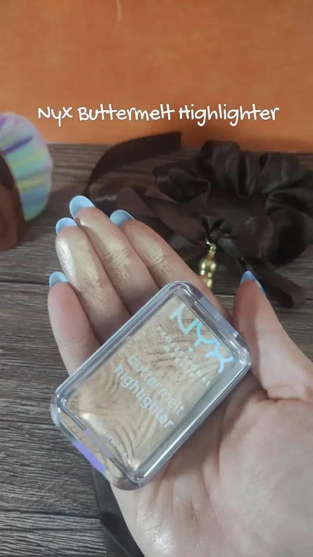 #gifted NYX sent me their new #buttermelt highlighter to try out. I randomly brushed on some of this bronze highlighter with my green makeup look and I think I like the contrast. This highlighter has a light mango scent, not as strong as the scent of the buttermelt glaze skin tint but it's something to be aware of if you're sensitive to fragrances. I honestly wonder why a fragrance was added, I really prefer unscented cosmetics and it's a lot more inclusive to make products fragrance free. There's no kickback or fallout from the pan. This retails for about €12 and you can get most (but not all) shades offline in Superdrug/ Boots. I'm going to go search online for the rare 9th shade which is a multi chrome olive black - 'butta in black' @nyxcosmetics_uk #bronze #glazeitbutta #makeupaddyx #contentmasters #irishcontentcreators