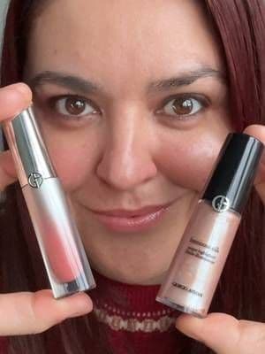 Soft holiday glow using two Armani favourites ✨ Luminous skin paired with glossy, plumped lips for an effortless festive look 🎄 Easy to wear, comfortable, and perfect for party season or everyday glow. @Armani beauty #AD #ARMANIBEAUTY #ARMANIBEAUTYACQUAHIGHLIGHTERPRISMAICYPLUMPER #MAKEUP #glow_with_ania