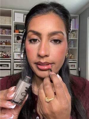 This gloss leaves my lip lines blurred, plumped and that high-shine, just-bitten, wet gloss look Wearing shade Woody Rosy 🤏🏽 @JOOCYEE OFFICIAL #lipgloss #plumpinggloss #tiktokshop #gloss #JOOCYEE