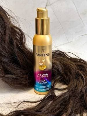𝐒𝐓𝐀𝐘 𝐓𝐔𝐍𝐄𝐃 by @CapelliPantene 𝐇𝐞𝐚𝐭 & 𝐆𝐥𝐨𝐰 é la 𝐧𝐮𝐨𝐯𝐚 𝐜𝐫𝐞𝐦𝐚 𝐭𝐞𝐫𝐦𝐨-𝐢𝐝𝐫𝐚𝐭𝐚𝐧𝐭𝐞 𝐞 𝐭𝐞𝐫𝐦𝐨𝐩𝐫𝐨𝐭𝐞𝐭𝐭𝐫𝐢𝐜𝐞 𝐬𝐞𝐧𝐳𝐚 𝐫𝐢𝐬𝐜𝐢𝐚𝐜𝐪𝐮𝐨, pensata per portare l’idratazione dei capelli secchi a un livello superiore. La sua formula intelligente 𝐬𝐢 𝐚𝐭𝐭𝐢𝐯𝐚 𝐜𝐨𝐧 𝐢𝐥 𝐜𝐚𝐥𝐨𝐫𝐞 𝐝𝐞𝐠𝐥𝐢 𝐬𝐭𝐫𝐮𝐦𝐞𝐧𝐭𝐢 𝐝𝐢 𝐬𝐭𝐲𝐥𝐢𝐧𝐠, rilasciando un concentrato di nutrienti idratanti che agiscono in profondità nella fibra capillare. Grazie all’esclusiva tecnologia Pro-V attivata dal calore, Heat & Glow 𝐬𝐢 𝐬𝐟𝐫𝐮𝐭𝐭𝐚 𝐢𝐥 𝐜𝐚𝐥𝐨𝐫𝐞 𝐝𝐢 𝐩𝐡𝐨𝐧, 𝐩𝐢𝐚𝐬𝐭𝐫𝐚 𝐨 𝐚𝐫𝐫𝐢𝐜𝐜𝐢𝐚𝐜𝐚𝐩𝐞𝐥𝐥𝐢 𝐩𝐞𝐫 𝐩𝐨𝐭𝐞𝐧𝐳𝐢𝐚𝐫𝐞 𝐥𝐚 𝐬𝐮𝐚 𝐞𝐟𝐟𝐢𝐜𝐚𝐜𝐢𝐚. #CaloreCheIdrata #Pantene #UGCHeat&GlowPanteneit #GiftedbyPantene #progettotrnd