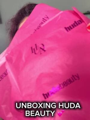 🎁 Unboxing de mis nuevos goodies de @Huda Beauty 💕 Tenía MUCHAS ganas de abrir esto y obviamente ya he tenido que probar uno de ellos 👀✨ ¿Cuál queréis que pruebe primero en profundidad? Podéis encontrar los productos desde el link de mi bio 💄 #AD #hudabeauties #hudabeauty #unboxing