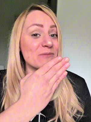 On parle ongles ๐
๐ป Au travail, je nโai plus le droit de porter de faux ongles. Et honnรชtement, รงa mโa obligรฉe ร regarder mes ongles naturels en faceโฆ Fragiles, striรฉs, cassants. Clairement ce que je cherchais ร cacher depuis toujours! Du coup, jโai dรฉcidรฉ dโen prendre vraiment soin. Jโai commencรฉ le kit Active Smooth de @manucuristeu , et lโobjectif est simple : lisser visuellement les stries, renforcer, et retrouver des ongles propres, nets et soignรฉs sans passer par le gel. Si comme moi tu veux des mains naturelles mais soignรฉes, cโest dispo sur le petit panier #Manucurist #ActiveSmooth #OnglesNaturels #RoutineOngles #TikTokShop