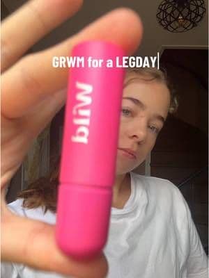 Legday timeeeee Ik heb ondertussen al 2 dagen spierpijn dus dan weet je dat het een goede training was Heeeel wat anders, ik heb een nieuwe deo getest zonder troep erin, en eerlijk gezegd rook ik na mijn training nog steeds lekker En ik ben echt mega kieskeurig met welke deo ik gebruik😅 Ik heb 2.5 jaar de stress protect van Nivea gebruikt, maar deze werkte ineens niet meer En mijn grootste angst is stinken Dus ik ben heeeel blij met deze vervanger En met code ROSEMARIEJOY (of de link in bio😉) krijg jij 20% korting op je bestelling van @Wild Refill en kan jij deze deo ook testen :) Groetjeesssss #legday #workoutmotivation #wild #deodorant #gifted #ad