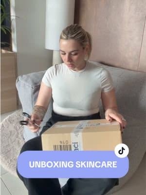 Unboxing time 💖✨ Oggi sto aprendo con voi questi tre pacchettini speciali: Garnier, La Roche-Posay e Torriden 🫧 Sono davvero super grata per queste opportunità e felice di poter condividere con voi questo percorso 🥹 Non vedo l’ora di iniziare a provare tutto e portarvi le mie recensioni e primi feedback insieme a voi! 💄✨ @garnieritalia @TORRIDEN US @La Roche-Posay #unboxing #skincare #pr #ugc #contentcreator