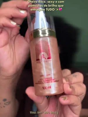 O Venus Love é aquele perfume gourmand que entrega cheiro doce, envolvente e MUITO brilho! Notas de chocolate branco, caramelo, baunilha e tonka que deixam um rastro quente, cremoso e viciante. Muita gente compara com o Eclaire da Lattafa — perfeito pra quem ama perfumes doces que chamam atenção. Se você gosta de ficar cheirosa o dia todo e com um glow lindo na pele… esse aqui é pra você! ✨💕 #VenusLove #AuraBeauty #PerfumeDoce #TikTokShopBrasil #PerfumeFeminino