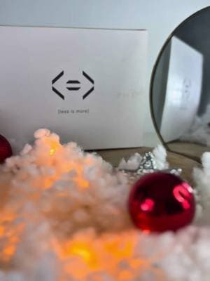 Un coffret responsable , rechargeable et 100% made in France… j’ai eu un vrai coup de cœur pour @we are less is more 99% d’origine naturelle, vegan, sans silicones ni microplastiques, et même le packaging est clean : papier recyclable, encre sans solvant et bouteilles 100% recyclées 💚 Disponible directement ici sur TikTok Shop ⬇️ #ideecadeaux #madeinfrance #t#tiktokshopfrancecleanbeauty #n#noel2025