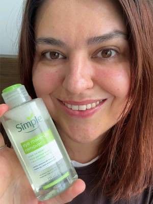#AD ✨ British weather may be unpredictable, but removing my eye make-up doesn’t have to be 🌦️ Simple Kind to Skin Eye Make-Up Remover gently and effectively removes even waterproof make-up without the need to rub, leaving my eye area feeling clean and soothed. Quick, gentle and completely fuss-free ✨ @Simple UK #SimpleSquadUK #SimpleGentleEyeReset #HayFeverSeason #glow_with_ania