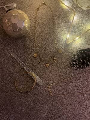 The perfect gift, straight from the heart ✨ @abbottlyon jewellery that makes Christmas feel extra special. Treat someone you love (or yourself 😉) with beautiful pieces — plus 2 for 1 savings via the link in my bio 🎄🤍 . #gifted #ad #TheALCollective #abbottlyon