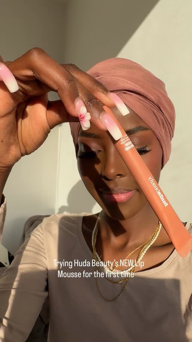 🤍 Lip Mousse: Honey nude
💄 Lip Contour: Rich brown
✨ Gloss: foxy
@hudabeauty #hudabeauties #hudabeauty #ad