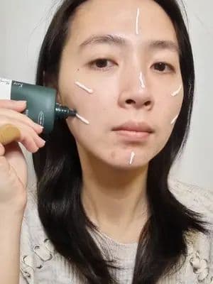 "No makeup" makeup Using @anua_global Heartleaf Silky Moisture Sun Cream as the base instead of a foundation makes the