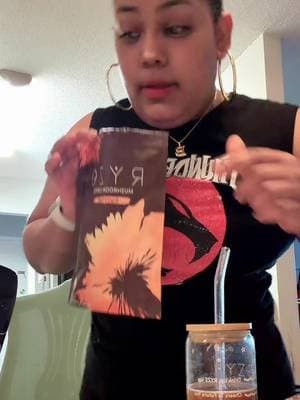 ¿Tu café qué le aporta a tu organismo? ☕🍄 El que yo tomo combina café con seis hongos que se estudian por su posible apoyo a la concentración, la resistencia física, la salud intestinal y el sistema inmunológico.@ryzesuperfoods Es RYZE: contiene melena de león, relacionada con la función cognitiva; Cordyceps, con la resistencia física; Reishi, con la respuesta al estrés; cola de pavo y Shiitake, con la función inmunológica; y trompeta rey, que contiene antioxidantes.Eso sí, esos beneficios se siguen investigando y no están garantizados en una taza. Yo te muestro cómo lo preparo y por qué me gusta su sabor.¿Quieres conocerlo? Toca el carrito y revisa sus ingredientes y presentaciones.🛒 Encuéntralo en el carrito de este video.#RYZE #RyzeCoffee #MushroomCoffee #CafeConHongos #TikTokShop#ryz #MushroomCoffee #Kawa #Napój #TikTokShop