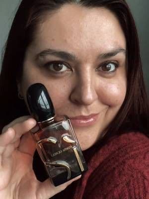 Cosy but powerful winter signature ❄️ There is something about winter fragrances that feels like quiet confidence, the kind that lingers long after you leave the room. Si Parfum is my go to when I want warmth without heaviness. The creamy vanilla feels smooth and comforting, softened by delicate florals and grounded with subtle woody notes that give it depth. It opens gently, then settles into a rich, elegant scent that feels effortless rather than overpowering. This is the fragrance I reach for in the colder months, cosy evenings, festive dinners and moments when I want to feel put together without trying too hard. It wears beautifully throughout the day and into the evening, leaving a soft, sensual trail that feels timeless and refined. For me, Si Parfum captures winter perfectly, comforting, chic and quietly unforgettable ✨ @Armani beauty #ad #ARMANIBEAUTY #ARMANIBEAUTYSIPARFUM #FRAGRANCE #glow_with_ania