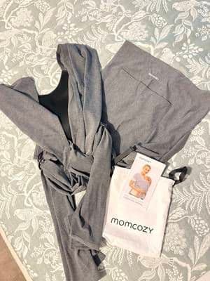 ✨ Écharpe de portage Momcozy Confortable, respirante et facile à ajuster grâce à ses anneaux. Capuche de maintien inclus