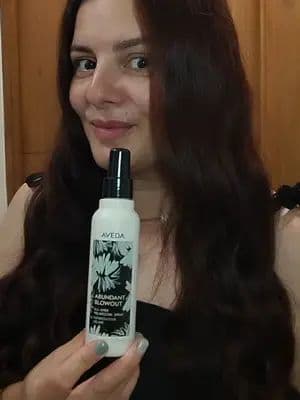 The Aveda Abundant Blowout Spray provides instant and long-lasting volume to the hair. 🩵 🩵It helps achieve a full-bodi