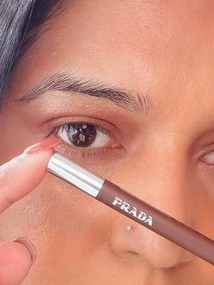 The brown eye pencil Iβve been looking for! π€ Rich enough to show up beautifully on brown skin, but soft enough to define the eyes without the harshness of black. Prada Beauty Pradalines Durable Gliding Eye Pencil in 02 Wood β creamy, easy to blend and such a gorgeous colour payoff. I think Iβve found my brown. π @pradabeauty @Prada #pradabeauty #pradalinesdefined #makeup #browneyesmakeup #ad