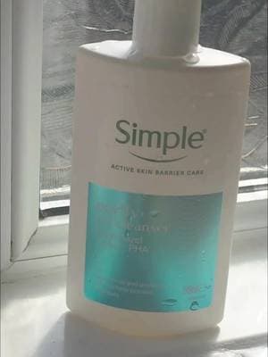 A little reset for my skin 🩵✨ The Simple Purify+ Gel Facial Cleanser has become such a lovely little part of my routine. I love the lightweight gel texture and gentle lather, and it leaves my skin feeling clean, fresh and refreshed after cleansing. @Simple UK #AD #SimpleSquadUK #SimplePurifyAndClear