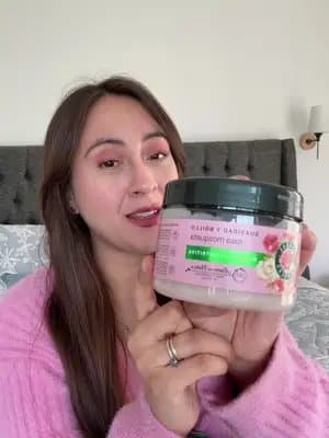 El perfume es todo que ver, me recuerda a una tía que tengo que es muy cool y siempre huele rico 🌸✨ la línea de rosa mo