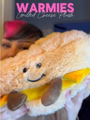The Warmies Grilled Cheese might be the cutest cozy comfort item ever. 🧀🥹 This heatable weighted plush is soft, gently weighted and lavender scented—perfect for cozy nights, relaxing on the couch or gifting to someone who loves cute comfort items. #warmies #tiktokshopbacktoschool #backtoschool #tiktokshopsummersale #tiktokshopcreatorpicks