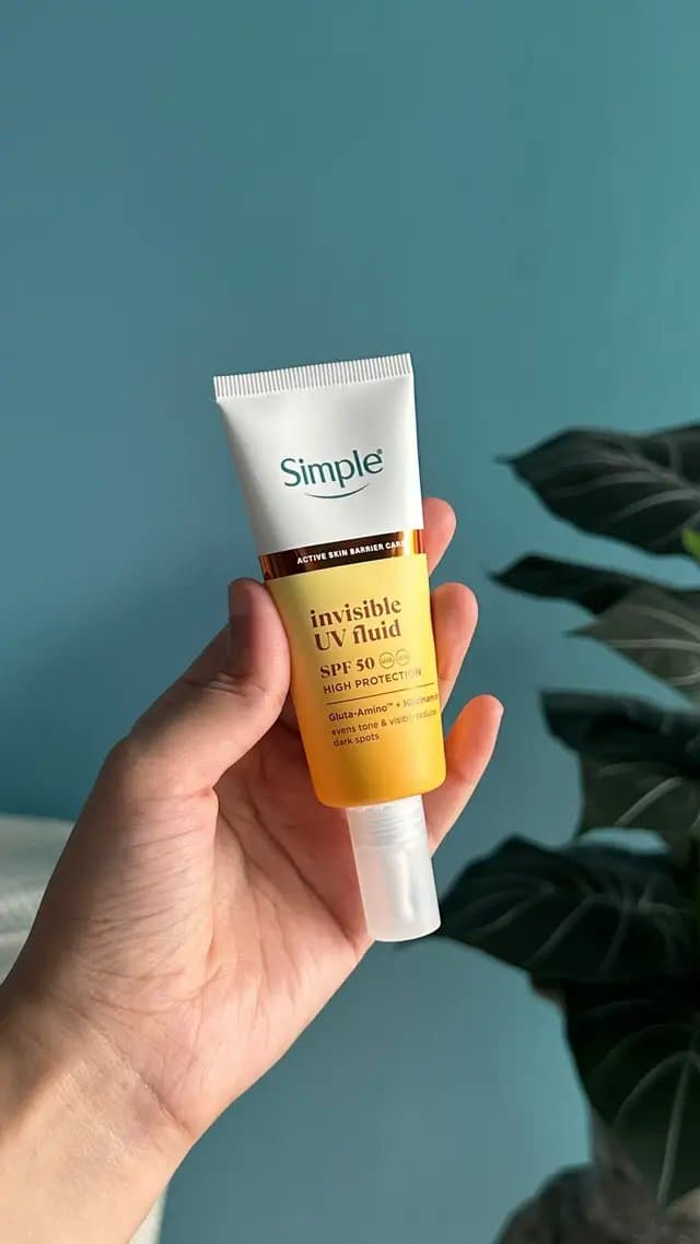 Breakdown: Formulation & Finish (4.8/5): Spreads like a light serum with zero white cast, making it an effortless, budget-friendly daily staple. Sensitivity & Ingredients (4.5/5): Fragrance-free and infused with Niacinamide, making it very gentle on reactive skin barriers. Versatility (3.5/5): Great for normal to dry skin, but loses points because it can pill under heavy skincare/makeup and gets a bit shiny on oily skin as the day goes on #creatorsearchinsights #productsirecommend @Simple UK #SimpleSquadUK + #SimpleInvisibleUV #AD