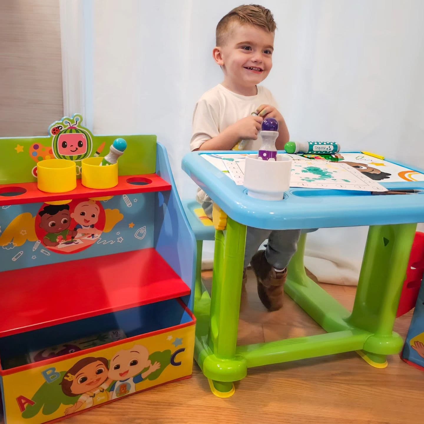 🎁 Toddler Christmas gift idea 🎁
✨️ CoComelon 3-Piece Art & Play Toddler Room-In-A-Box by @deltachildren
▪︎ Includes D