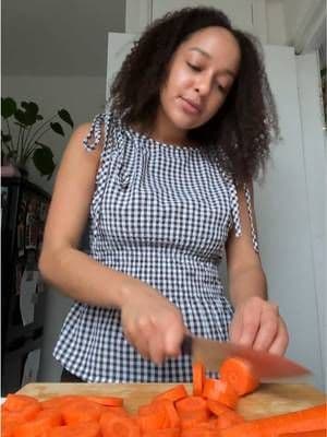 #AD Cooking, connecting, and catching up around the table. Carrot & coriander soup made with Knorr Red Wine Stock Pots to enhance the flavour. What you need: 1 Knorr Red Wine Stock Pot 6-8 large carrots 30g of fresh coriander, use 2/3 for cooking and 1/3 for garnish 1 large potato 1 onion 3 garlic cloves @Knorr UK & Ireland #ServingSingles