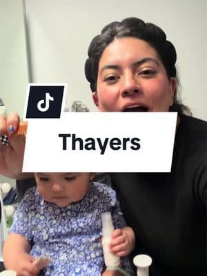 ¡Estamos súper emocionadas! 💖✨ Recibimos PR de Thayers y ahora somos parte de su equipo de embajadoras 🙌 Gracias por esta increíble oportunidad. Esta TWIN MOM está más que agradecida y feliz 💕 Probamos el toner de Rose Petal completamente GRATIS y déjenme decirles… ¡huele delicioso! 🌹 Es como caminar en un vivero lleno de flores 😍 Estoy enamorada del aroma. Mana, ¿qué estás esperando para obtener el tuyo? 👀 Comenta ROSE y te envío el link para que también formes parte del programa de embajadoras 💌✨ @Thayers #thayersambassador #thayers #rose #PR #yaneisyvlogs