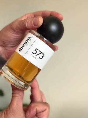 Le parfum poudré, propre et élégant que je ne quitte plus 🤍 Le Divain 573, inspiré de l’univers de Narciso Poudrée : un musc doux, féminin et enveloppant, avec ce petit côté « peau propre » que j’adore. À retrouver juste ici 👇 #TikTokShop #Divain #Parfum #ParfumFemme #ParfumPoudré