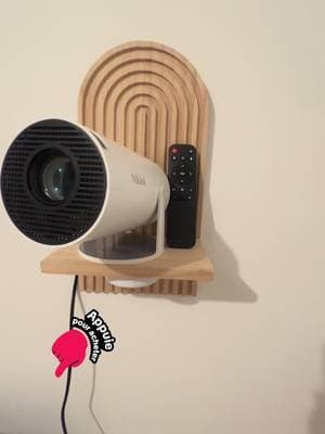 📽️ Notre cinéma maison, version tendresse. Prime Video, plaid, et rires partagés. Le rétroprojecteur fait le reste. Envie de recréer l’ambiance ? Caddie juste là 🛒 @NIKLOK-DE #cinema #soiree #chill #tiktokshop #tests