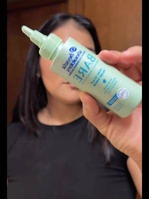 Sirve para calmar la picazón, refrescar y prevenir la caspa entre lavados. Se aplica directo sobre el cuero cabelludo, se masajea y no se enjuaga. Es ligero, no grasoso, y se puede usar varias veces al día según lo necesites. Sirve para calmar la picazón , refrescar y prevenir la caspa entre lavados , se aplica directo en el cuero cabelludo se masajea y no se enjuaga . #complimentary #MintyCoolRelief #GiftedByHeadandShoulders @influenster @Head and Shoulders