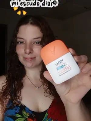 Alta protección SPF50. Cero residuos grasos. 🌿 Vichy Capital Soleil UV Aqua es el escudo invisible que tu piel necesita