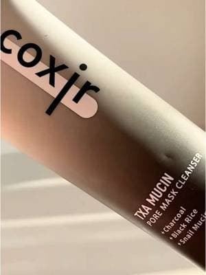 🤍coxir / The SKIN HOUSE 🖤 *produit offert Hello 🤍 Vous connaissez déjà ma routine avec coxir / The SKIN HOUSE, que je vous ai présentée précédemment. Mais aujourd’hui, focus sur mon coup de cœur du moment : le TXA MUCIN Pore Mask Cleanser coxir! Une odeur de chewing-gum et une texture sensationnelle, ultra agréable à utiliser. Regardez par vous-même… Mes pores au réveil, c’est la cata ! Mais après mon double nettoyage, le résultat est juste bluffant : pores floutés, peau lissée et éclatante, prête à affronter la journée. 🖤Retrouve le sur Amazon et profite des offres du Printemps 🌸 ➡️Dis-moi, toi aussi tu as envie de découvrir cette texture incroyable ? #coxir #theskinhouse #amazonfinds #coxirhaul #theskinhousehaul #kbeauty #koreanskincare #skincare #GlobalAMB #coxirAMB #tshA #TranexamicAcid #Niacinamide #coxirTXAmucin #collaborationcommerciale #ugc @coxir