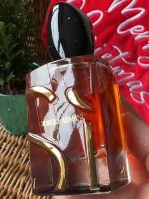 The ultimate holiday fragrance gift ✨ Si Parfum is the kind of fragrance that instantly feels special. Elegant, confident and effortlessly chic, it opens bright and sparkling before melting into a soft, sophisticated warmth that lingers beautifully on the skin. It feels modern yet timeless, flattering for everyday wear and elevated enough for festive moments. Even the bottle feels like part of the gift experience, with its beautifully designed base catching the light and adding a touch of understated luxury. A thoughtful fragrance that feels indulgent from the first spritz to the very last detail. @Armani beauty #ad #ARMANIBEAUTY #ARMANIBEAUTYHOLIDAYGIFT #FRAGRANCE #glow_with_ania