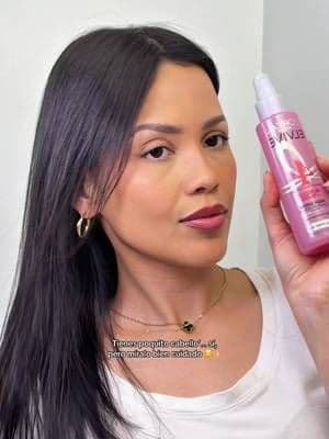 Si tienes el cabello liso y finito como yo, el serum Glycolic Gloss High Shine de L’Oréal te ayuda a que se vea más brillante, más suave y menos aplastado. Es como darle vida al cabello sin que se vea pesado. Lo estuve probando en colaboración con @loréal paris usa y me encantó como se ve cabello después de aplicarlo 😍 #lorealparispartner #giftedbylorealparis #hairserum #pococabello #cabelloliso