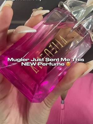 @Mugler sent me their newest flanker, Alien Pulp & it smells sooooooo good 😍 I can hear the compliments this is going to bring already !! Juicy Raspberry, Creamy Jasmine, Fluffy Musks 💕 #mugler #alienpulp #perfumereview #giftedbymugler #perfumetok
