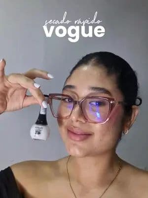 pintarse las uñas nunca habia sido tan facil, ya no mas uñas dañadas, bienvenidas uñas secas en 45seg con vogue @For_Me #45SegundosFM #VogueCosmeticsMakeup #publicidad