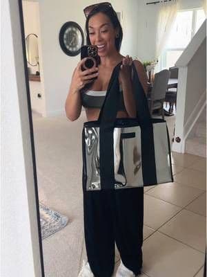 Aghhhh I’m in love with this TOTE! #casemate makes the coolest bags!! 😍 and to get their phone case FREEEE? Yes please! #casematephonecase #casematetote #beachbag #waterproofphonecase #tiktokshopcreatorpicks #creatoricons #dealsforyoudays #tiktokpartner #funinthesun #SuperBrandClub #summertrasnformation #summerwonderland #ttsthunderbolt