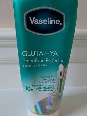 AD Wonder why my skin feels and looks like this? It is all down to VASELINE GLUTA-HYA SMOOTHING PERFECTOR!!! Let me break it 👇 🩵It contains AHA, BHA and PHA which improves skin texture for soft smooth skin 🩵A serum burst formula that absorbs in 5 seconds, non sticky, no residue, just instant silk skin. This product really does give me SILK SKIN and it smells amazing too @Vaseline #AD #VaselineGlowGettersUK #VaselineSilkSkinScience #SilkSkin
