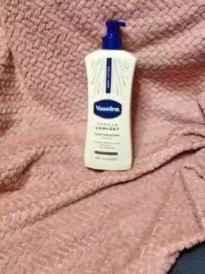 #GiftedByVaseline The new love of my life might just be a lotion… and I’m not mad about it. Vaseline Vanilla Comfort has
