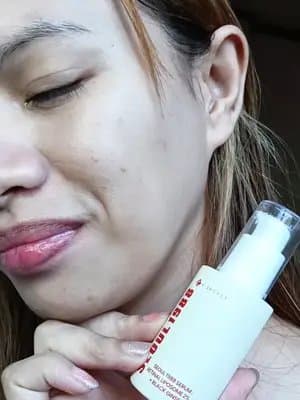 Part 23 ✨ I thought my skin texture was permanent… then I found this serum 😭✨ Smile lines softened, pores shrunk, and my glow is glowing 🌟 🧪 Key Ingredients: ✔️ 2% Retinal Liposome – reduces fine lines & boosts collagen ✔️ 58% Black Ginseng Extract – powerful antioxidant ✔️ Niacinamide – brightens and smooths skin tone ✔️ Bakuchiol – gentle retinol alternative ✔️ Peptides – supports skin repair & elasticity 🧴 How to Use: 🌙 At night – after cleansing, apply 1-2 pumps, massage gently, then seal with moisturizer. 🌞 In the morning – don’t forget sunscreen ha, very important pag gumagamit ng retinal! ⚠️ Disclaimer: 🚫 Do a patch test before full use 🚫 Bawal sa open wounds or broken skin 🚫 Start 2–3x a week kung sensitive skin ka 🌤️ Always wear sunscreen during the day! ✨ Visible results in just a few weeks – glow up ang peg! 🛒 Where to buy: Amazon, Yesstyle, Stylevana, Stylekorean @KSECRET GLOBAL #glowupwithretinalchallenge #ksecret #seoul1988 #RetinalSerum #AntiAgingSkincare #KSecretSeoul1988 #KoreanSkincarePH #GlowingSkinTips #TikTokMadeMeBuyIt #PeptideSerum #RetinolAlternative #KBeautyFinds