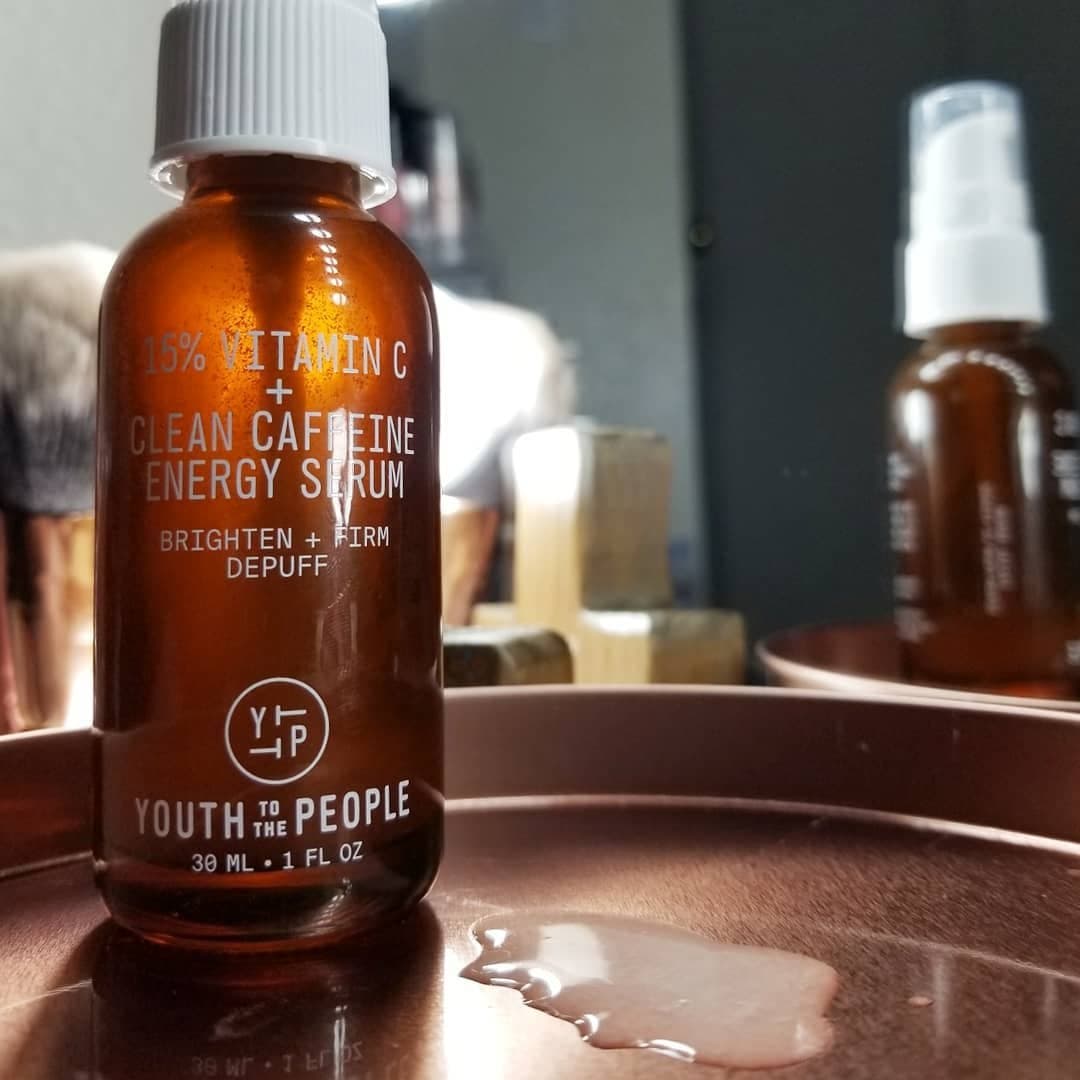 A little over a month ago I was gifted the 15% Vitamin C + Clean Caffeine Energy Serum from @youthtothepeople. I wanted