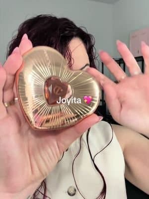 ✨ Este glow parece filtro… pero es la nueva Pillow Talk Beauty Soulmates Palette 💕 El blush deja ese efecto “buena cara” instantáneo y el iluminador da una luz súper elegante en la piel ✨ Últimamente estoy obsesionada con maquillajes frescos, luminosos y favorecedores 🤍 Tenéis el link y código en mi BIO @Charlotte Tilbury #AD #CharlotteTilbury #MagicBeautyStars