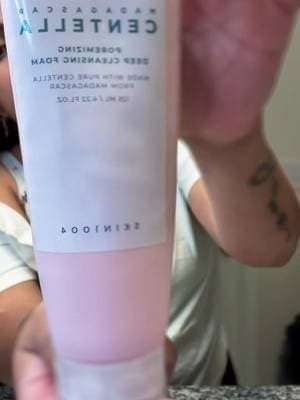 Mi rutina con el Perfect Pore Set de SKIN1004 🩷 La espuma limpia, la mascarilla de arcilla ayuda a absorber el exceso de grasa y el tónico exfolia suavemente. Termino con la ampolla y la crema en gel para aportar hidratación ligera. Una rutina para cuidar la apariencia de los poros sin dejar de hidratar la piel. 😊 #SKIN1004 #PerfectPoreSet #SkincareRoutine #KBeauty #TikTokShop @SKIN1004 US
