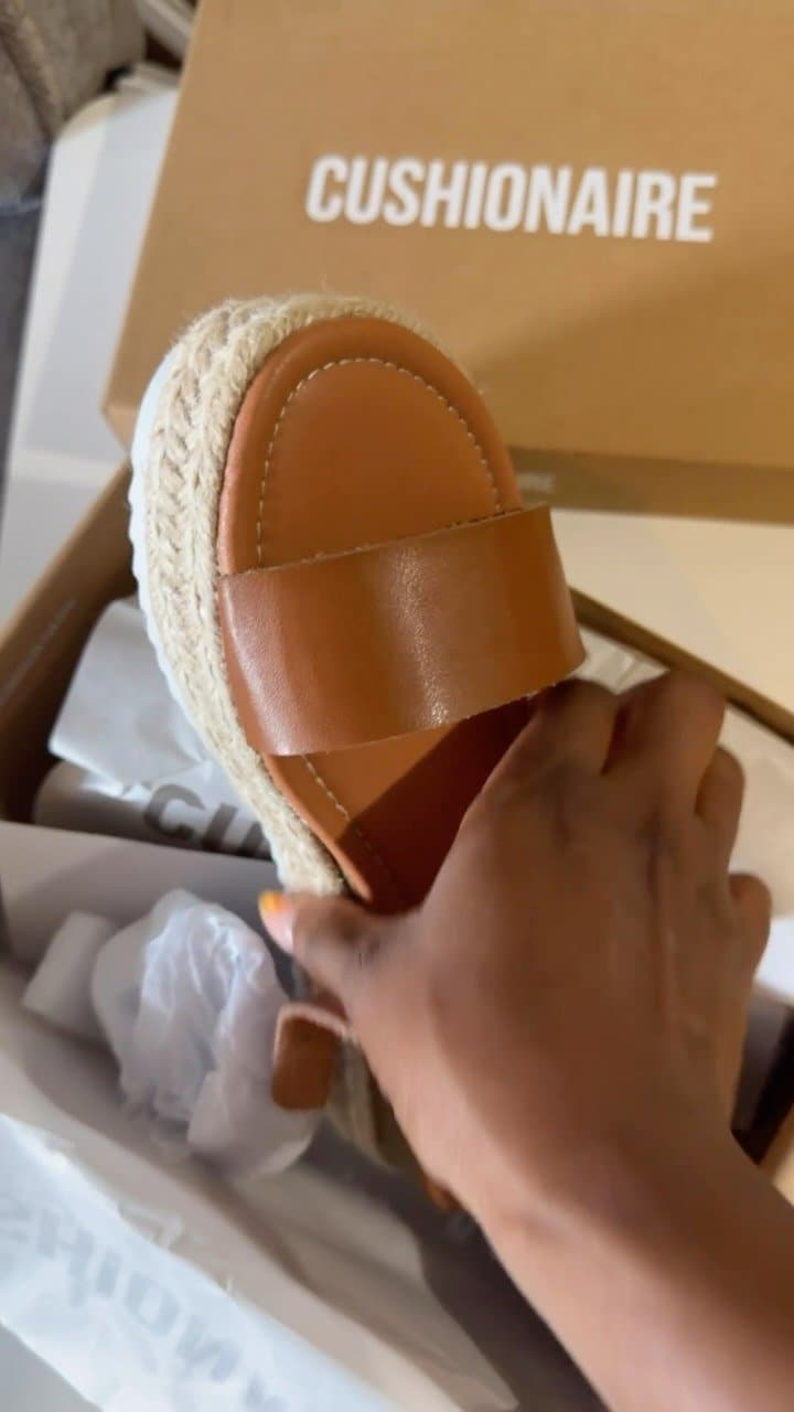Comfort is everything! 👣 🫶🏾
These slippers have quickly become one of my favorite everyday essentials. They’re so co