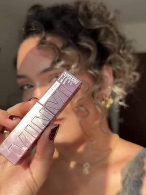 “Piel con glow bronceado ✨ probando este labial nude de @Maybelline NY lo encuentras en el link. #TikTokShop #NudeLips #GlowBronceado #Maybelline #MakeupTikTok