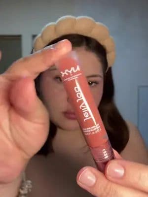 Ok pero este Jelly Gloss de NYX está dando vibes del gloss de rhode de la Haileys bieber 👀💋 La textura es tipo jelly, deja los labios súper jugosos y con brillo efecto cristal sin sentirse pesado. Y el aplicador está buenísimo: es de plástico tipo espátula, entonces aplica perfecto y no desperdicia nada de producto. El color está precioso… muy vibe Toast of Rose, ese nude rosita que literal nos queda bien a todas. Si te gustan los labios glossy, naturales y jugosos, este te va a encantar. 🛍️ Ya está en TikTok Shop. #TikTokShop #NYXCosmetics #JellyGloss #GlossyLips #BeautyTok