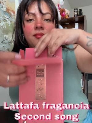 Un perfume dulce, floral y avainillado que huele elegante, femenino y absolutamente irresistible. Perfecto para recibir cumplidos todo el día. #tiktokshop #fragancias #women #second #song @LATTAFA USA @lattafaoficial