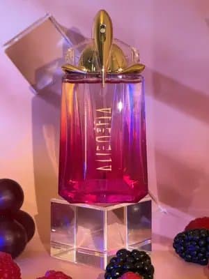 When berries melt on your lips, and the scent lingers on your skin 🫦 @Mugler #giftedbymugler #alienpulp #ugccreator #ugccontentcreator #ugcfragrance