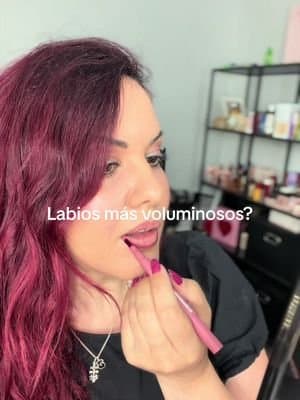 💗 Mi combo favorito de Huda Beauty para conseguir un efecto de labios más voluminosos. Uso primero el Lip Contour Stain para perfilar ligeramente por fuera y termino con el Faux Filler Extra Shine Lip Gloss para aportar brillo y dimensión💖 Puedes encontrarlos desde el enlace de mi bio. ✨ @Huda Beauty #hudabeauties #hudabeauty #ad